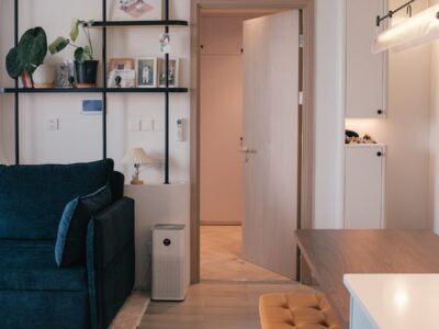 Departamento en renta con contrato y llaves sobre la mesa