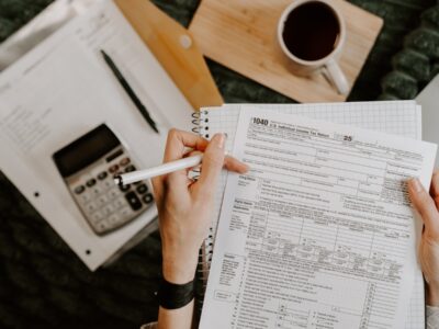 Cálculo de un crédito hipotecario con calculadora y documentos